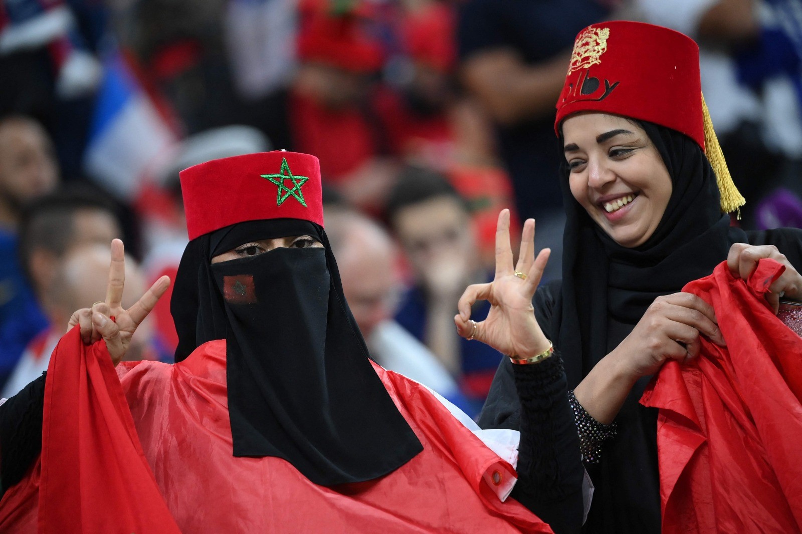 المغاربة يحتشدون في ملعب المباراة لتشجيع منتحبهم .. تصوير (الفرنسية) 32.jpg