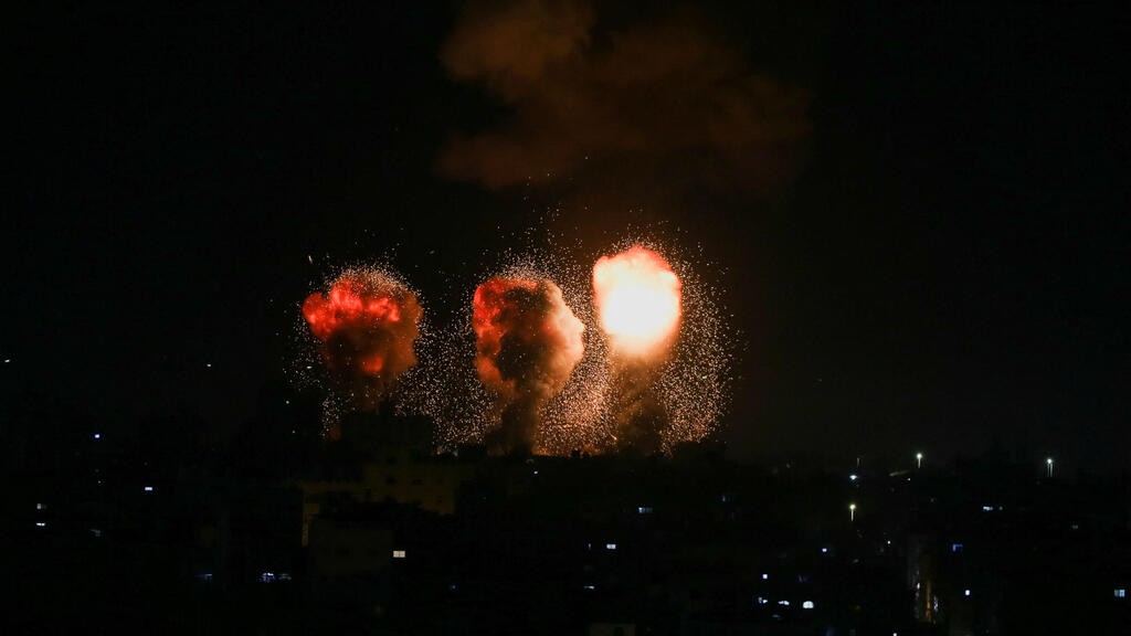 الغارات الإسرائيلية على قطاع غزة .. تصوير (رويترز) 7.jpg