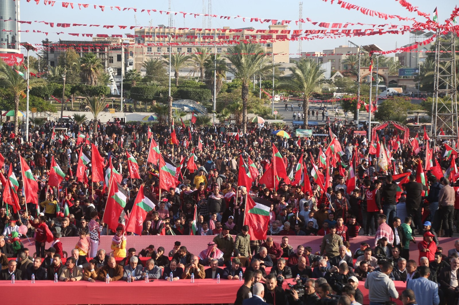 عشرات الآلاف يُشاركون في المهرجان الوطني (انطلاقتنا مقاومة) في ساحة الكتيبة بمدينة غزة لإحياء ذكرى انطلاقة الجبهة الشعبيّة لتحرير فلسطين الـ55. 76.jpg