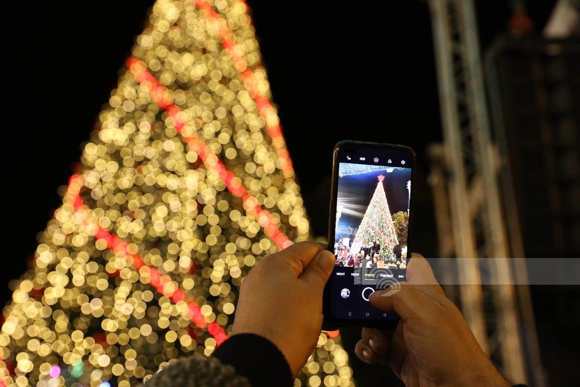 بيت لحم - الاحتفال بإضاءة شجرة الميلاد في بيت لحم.تصوير - أحمد مزهر 4.jpg