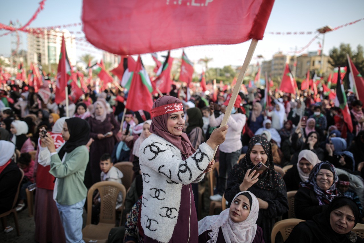 عشرات الآلاف يُشاركون في المهرجان الوطني (انطلاقتنا مقاومة) في ساحة الكتيبة بمدينة غزة لإحياء ذكرى انطلاقة الجبهة الشعبيّة لتحرير فلسطين الـ55. 98.jpg