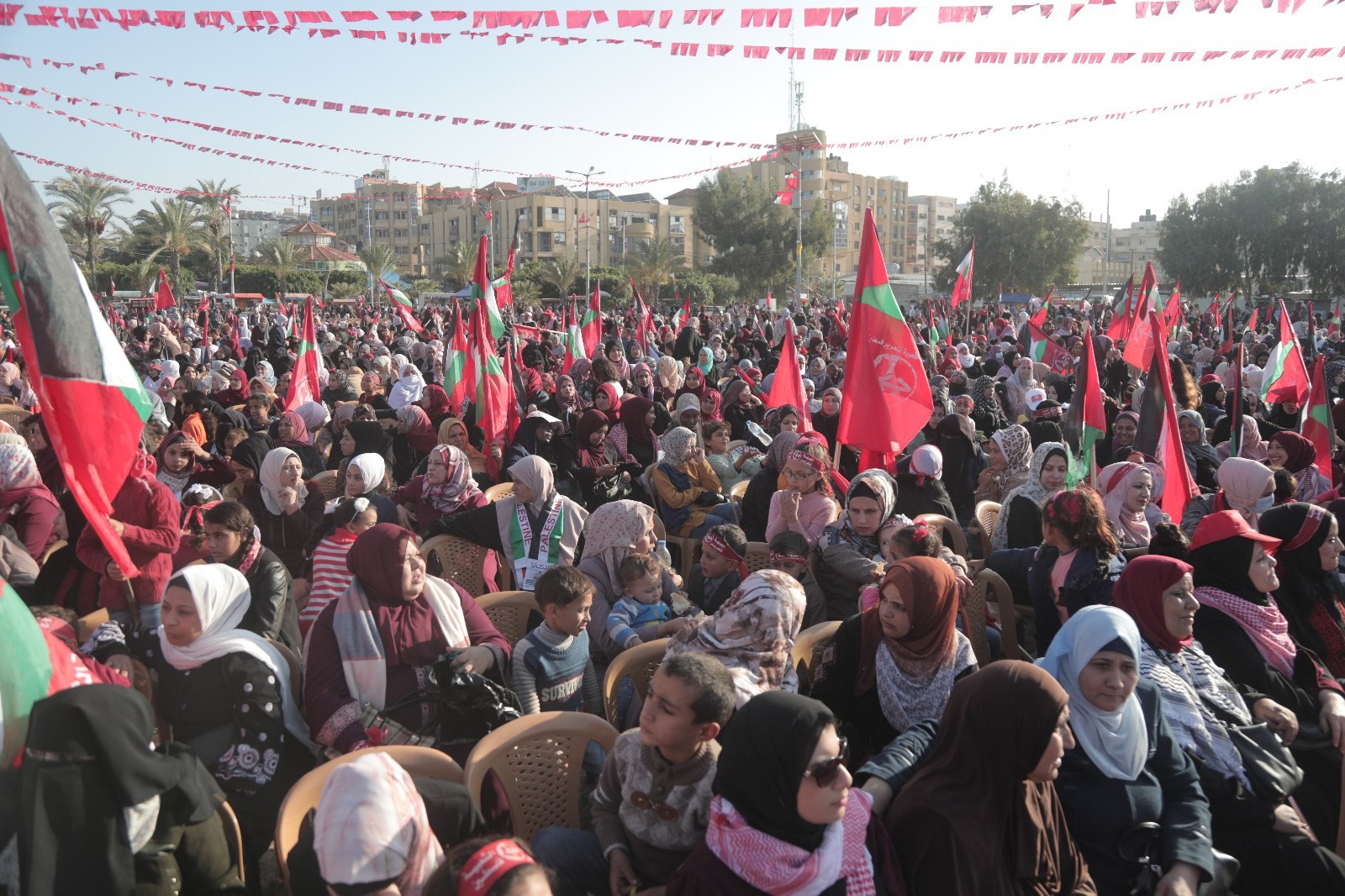 عشرات الآلاف يُشاركون في المهرجان الوطني (انطلاقتنا مقاومة) في ساحة الكتيبة بمدينة غزة لإحياء ذكرى انطلاقة الجبهة الشعبيّة لتحرير فلسطين الـ55. 7.jpg