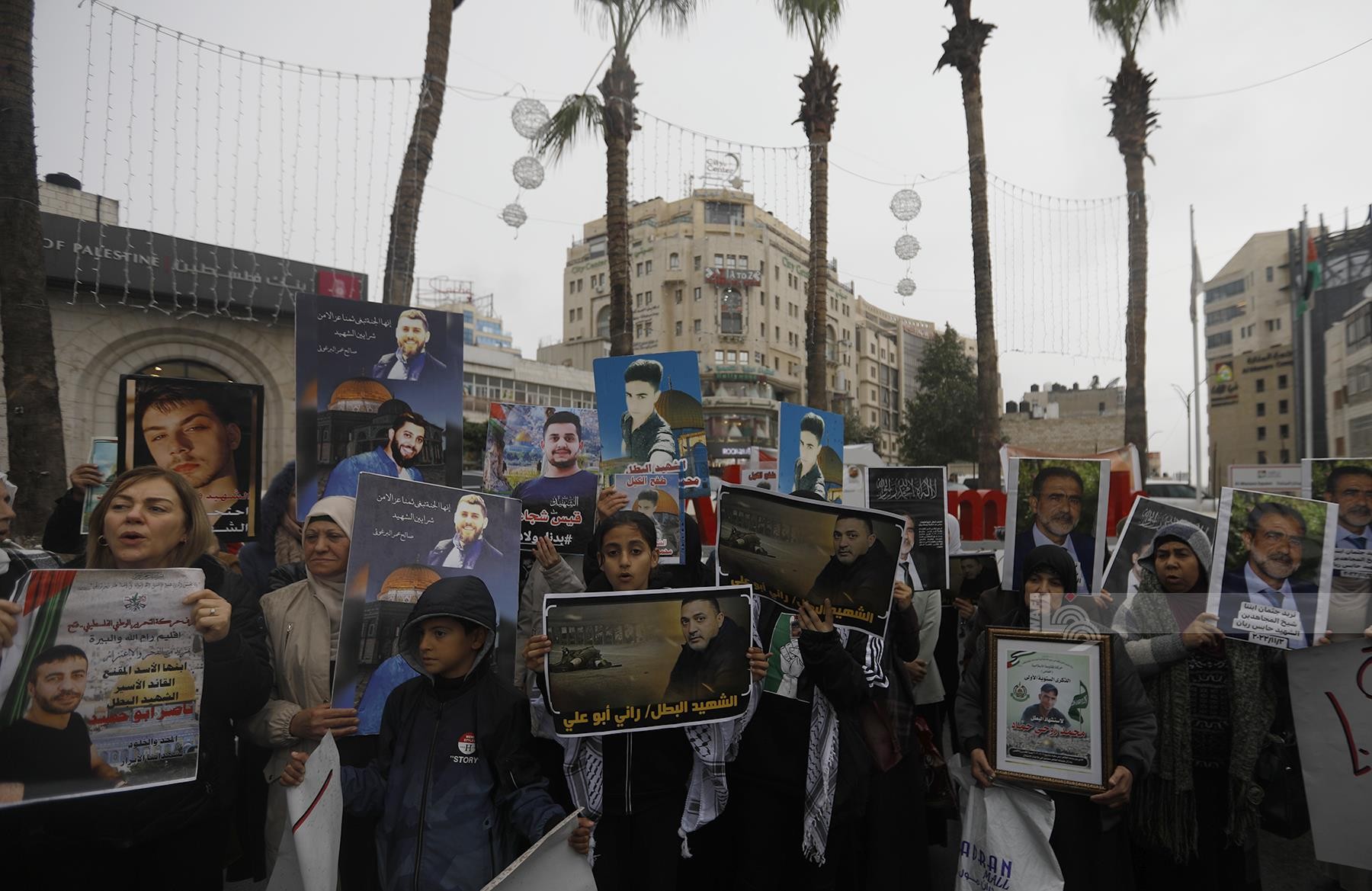 وقفة ومسيرة وسط رام الله لأهالي الشهداء المحتجزة جثامينهم لدى الاحتلال للمطابة بالافراج عنها 11.jpg