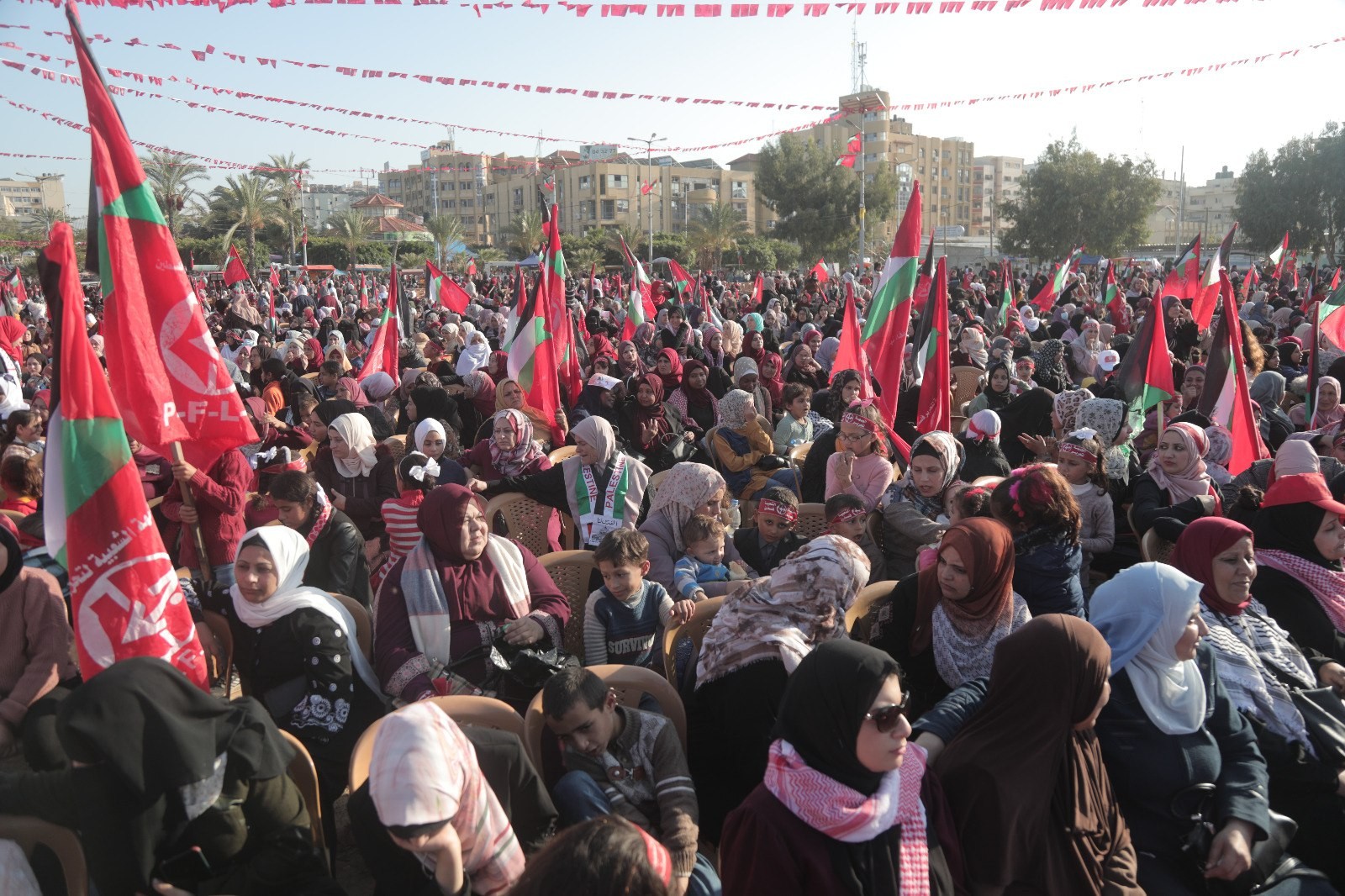عشرات الآلاف يُشاركون في المهرجان الوطني (انطلاقتنا مقاومة) في ساحة الكتيبة بمدينة غزة لإحياء ذكرى انطلاقة الجبهة الشعبيّة لتحرير فلسطين الـ55. 86.jpg