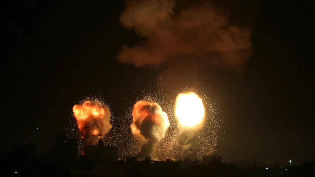 الغارات الإسرائيلية على قطاع غزة .. تصوير (رويترز) 1.jpg