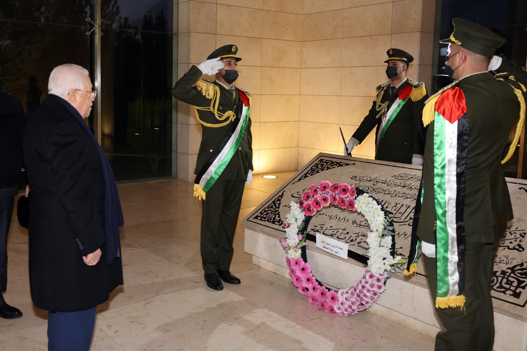 الرئيس محمود عباس، اثناء اضاءة شعلة انطلاقة حركة فتح الـ 58 6.jpg
