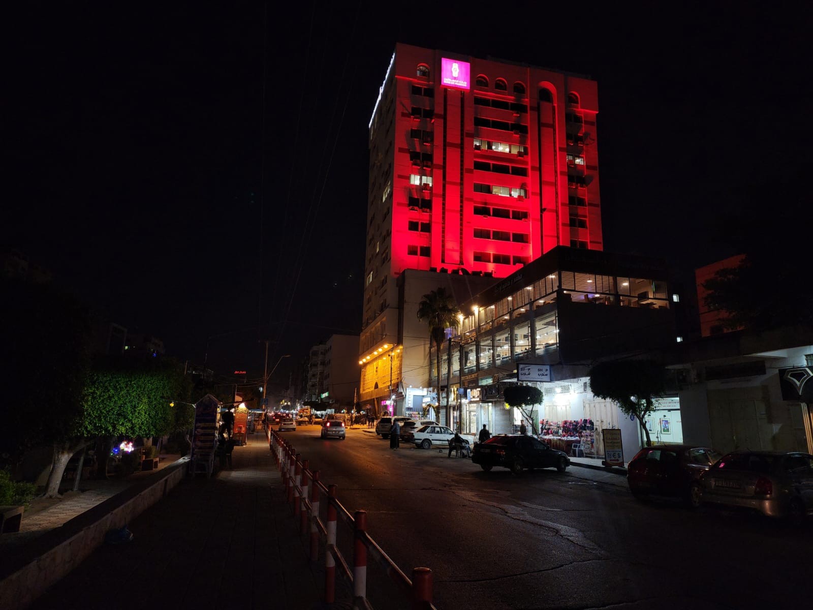 بنك فلسطين يضيئ مبني مقر الادارة العامة للبنك في قطاع غزة بلون العلم المغربي 5.jpg
