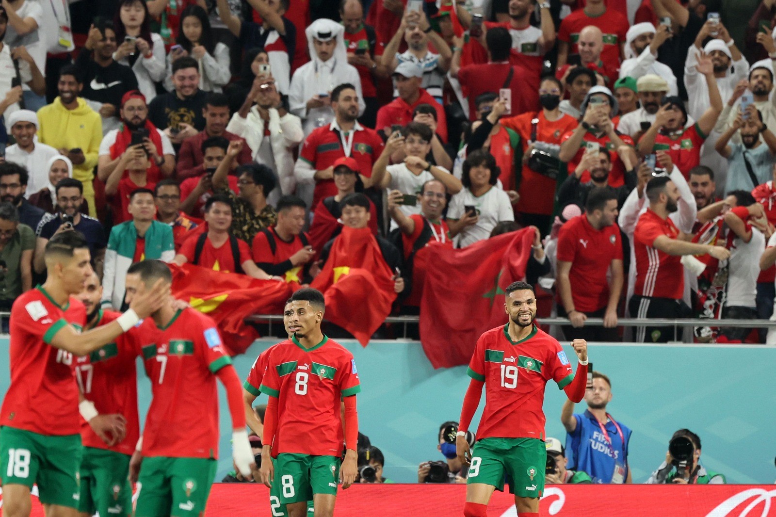 فرحة المنتخب المغربي بهدف التقدم على البرتغال .. تصوير (الفرنسية) 6.jpg