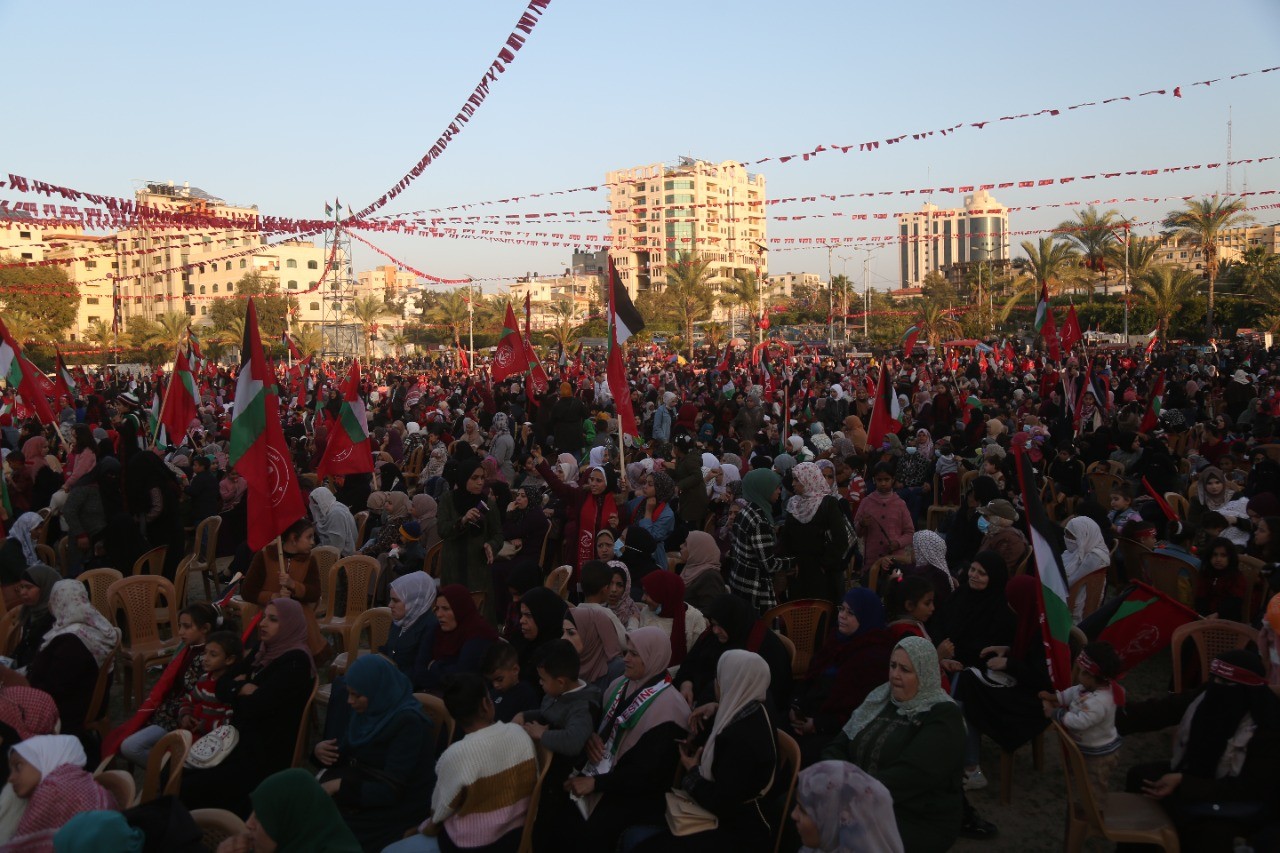 عشرات الآلاف يُشاركون في المهرجان الوطني (انطلاقتنا مقاومة) في ساحة الكتيبة بمدينة غزة لإحياء ذكرى انطلاقة الجبهة الشعبيّة لتحرير فلسطين الـ55. 6.jpg