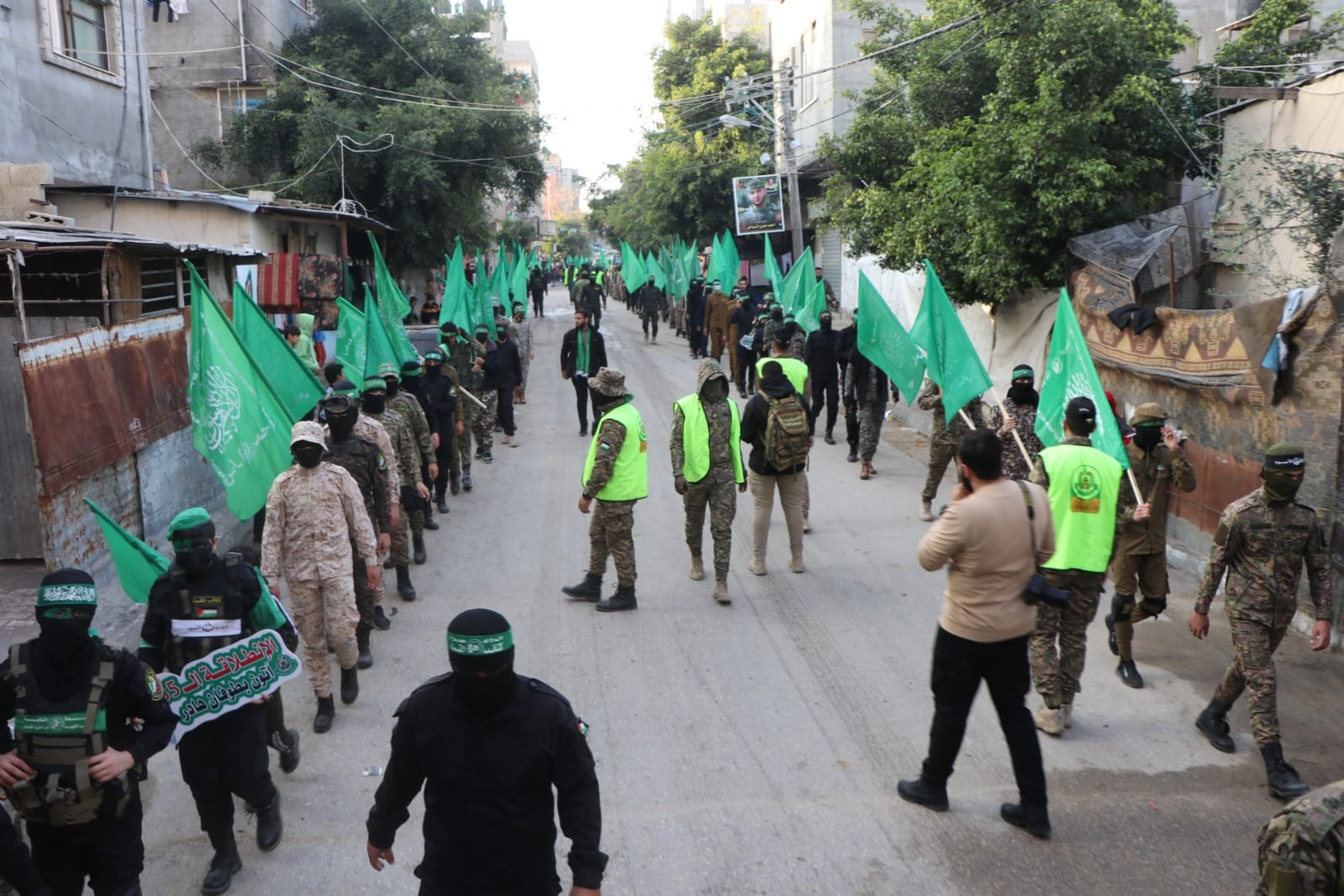 حماس في النصيرات تنظم مسيراً عسكرياً  1.jpeg