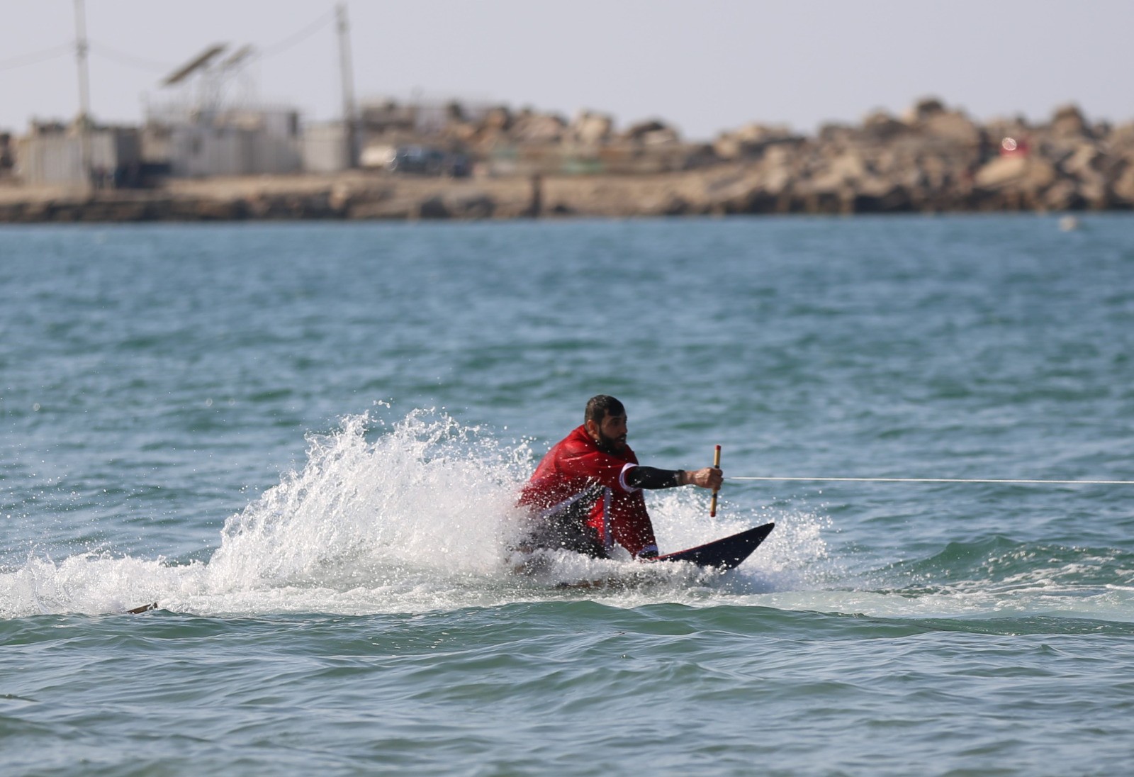 الاتحاد الفلسطيني للشراع والتجديف ينظّم فعالية للتزلّج على شاطئ بحر غزّة 3.jpg