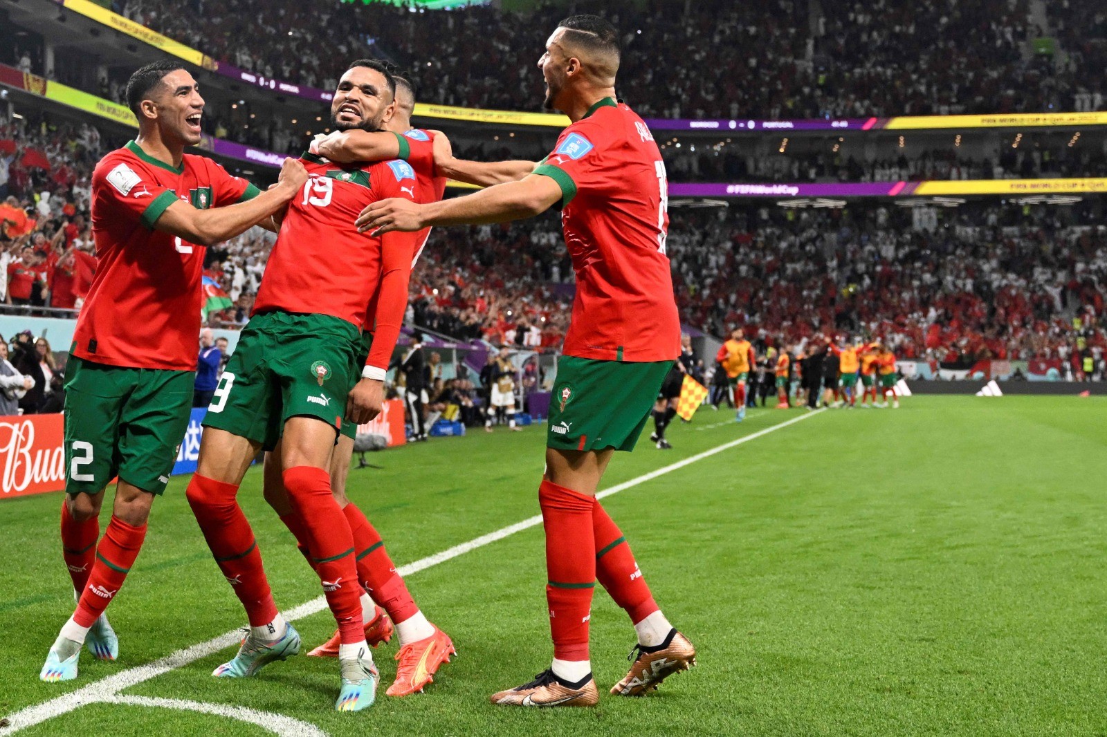 فرحة المنتخب المغربي بهدف التقدم على البرتغال .. تصوير (الفرنسية) 22.jpg