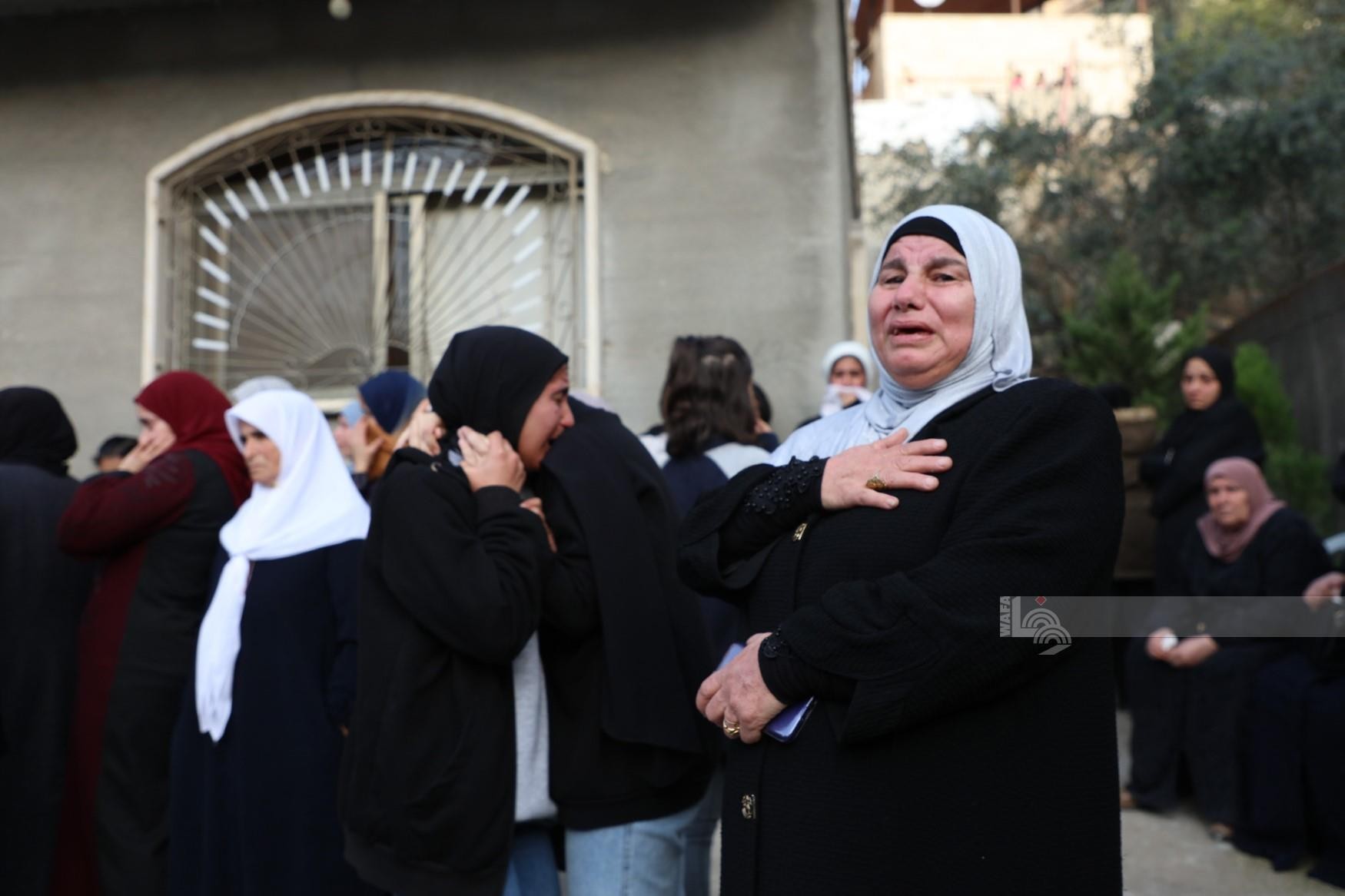 تشييع ووداع جثمان الشهيدة الطفلة جنى زكارنة ( 16 عاما ) لمثواها الاخير في جنين والتي استشهدت برصاص الاحتلال على سطح منزلها ليلة امس. تصوير - عدي دعيبس 22.jpg