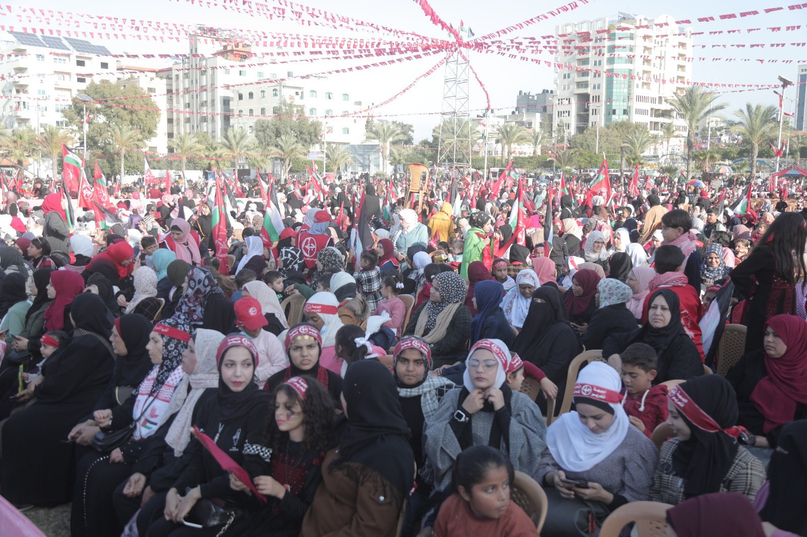 عشرات الآلاف يُشاركون في المهرجان الوطني (انطلاقتنا مقاومة) في ساحة الكتيبة بمدينة غزة لإحياء ذكرى انطلاقة الجبهة الشعبيّة لتحرير فلسطين الـ55. 3.jpg
