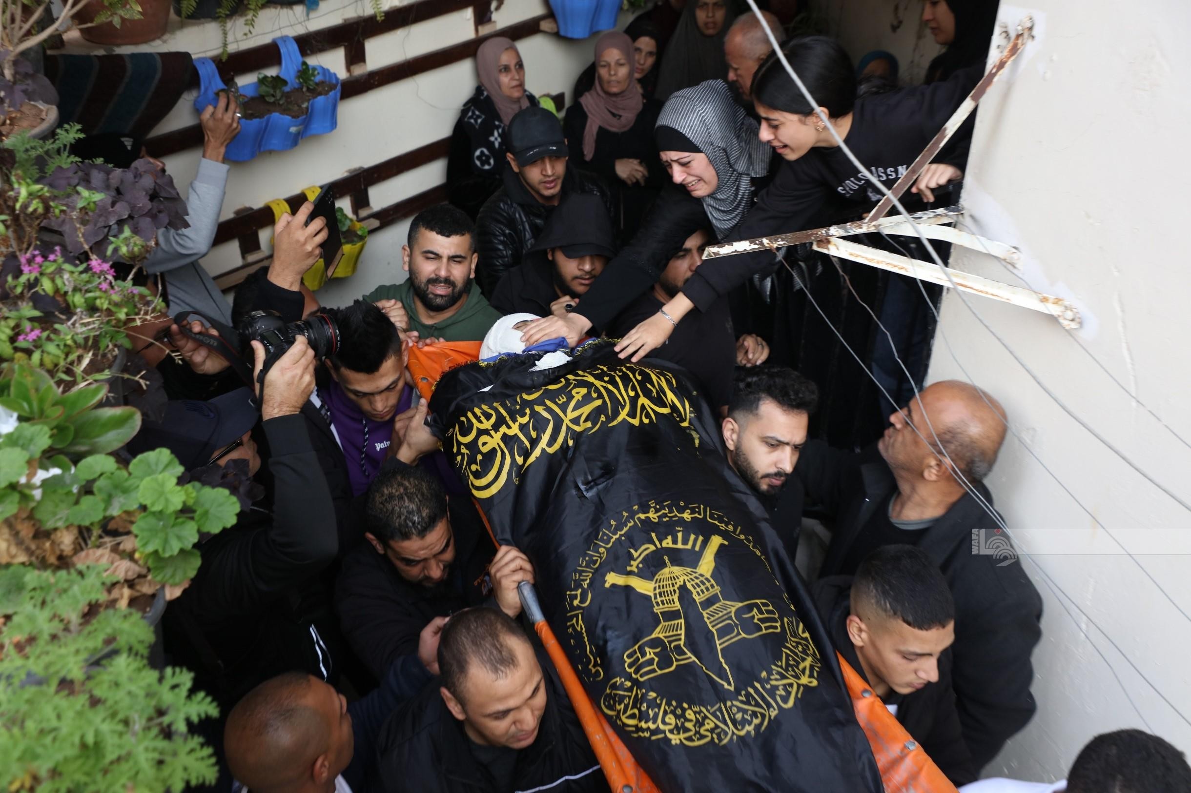 جنين - ذوو الشهداء صدقي زكارنة ، طارق الدمج ,عطا الشلبي،خلال إلقائهم نظرة الوداع الأخيرة قبل تشييع جثامينهم - تصوير - عدي دعيبس 76.jpg