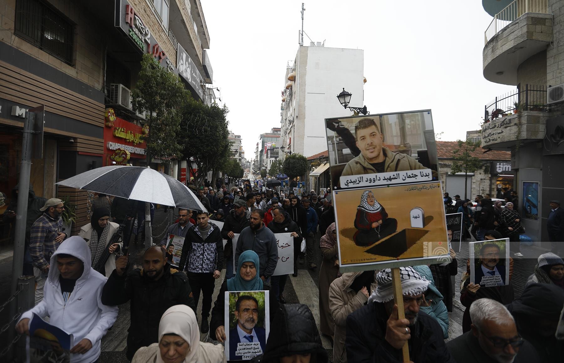 وقفة ومسيرة وسط رام الله لأهالي الشهداء المحتجزة جثامينهم لدى الاحتلال للمطابة بالافراج عنها 22(1).jpg