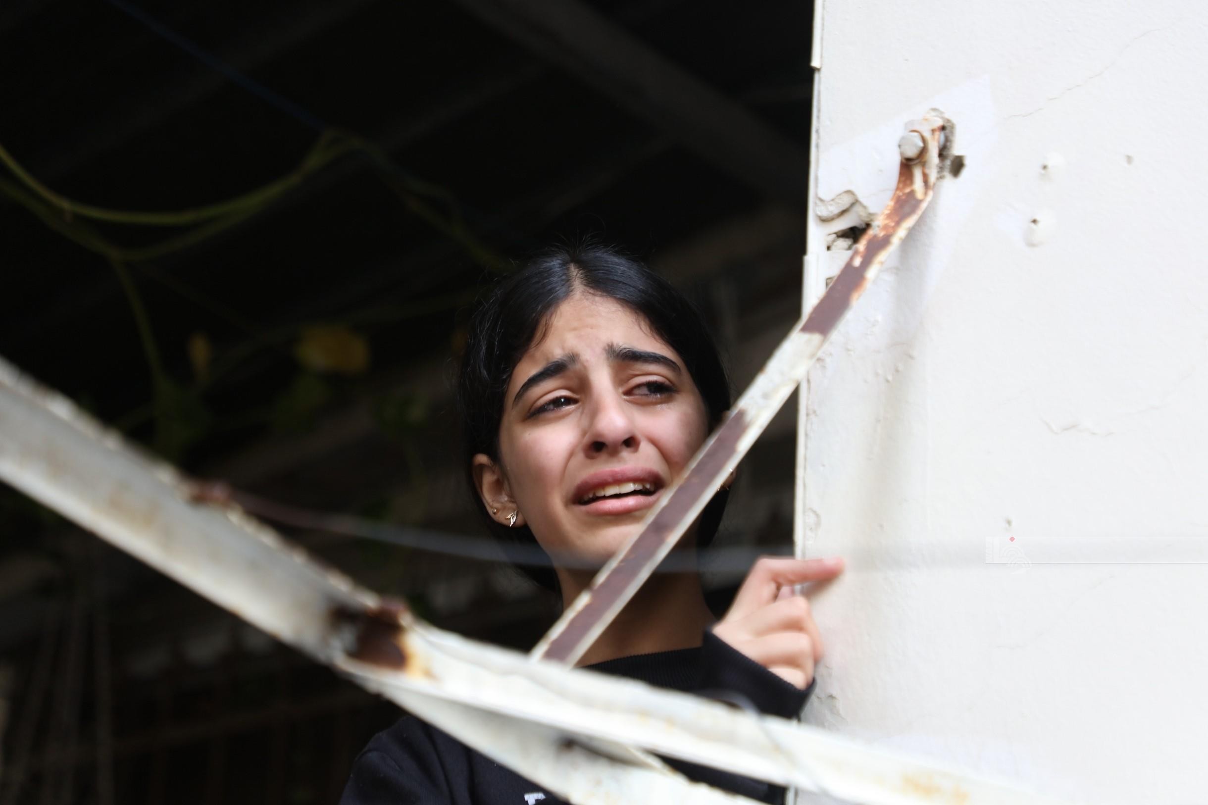 جنين - ذوو الشهداء صدقي زكارنة ، طارق الدمج ,عطا الشلبي،خلال إلقائهم نظرة الوداع الأخيرة قبل تشييع جثامينهم - تصوير - عدي دعيبس 5.jpg