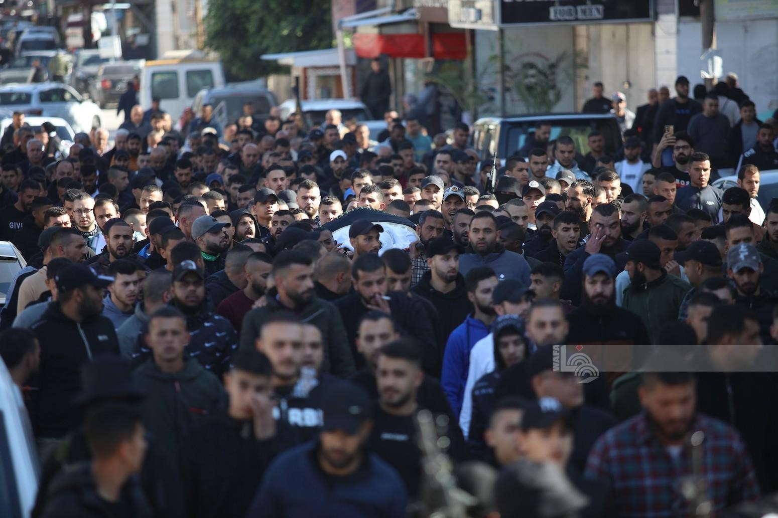 مواطنون يشيعون جثمان الشهيد تامر النشرتي (23 عاما) من مخيم جنين متأثرا بجروح أصيب بها قبل أيام 6.jpg
