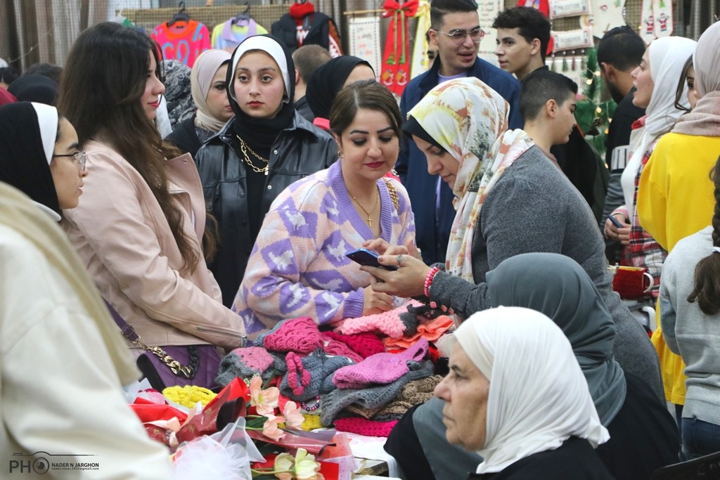 مواطنين يشاركون في معرض نجمة الميلاد 4 الذي نظمته جمعية الشبان المسيحية في مدينة غزة.jpg