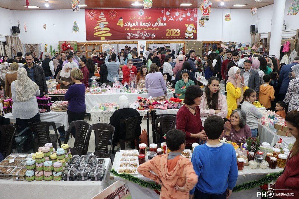 مواطنين يشاركون في معرض نجمة الميلاد 4 الذي نظمته جمعية الشبان المسيحية في مدينة غزة 1.jpg