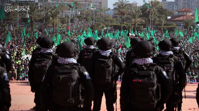 الجوقة العسكرية التابعة لكتائب القسام خلال مهرجان الانطلاقة الـ35 6.jpg