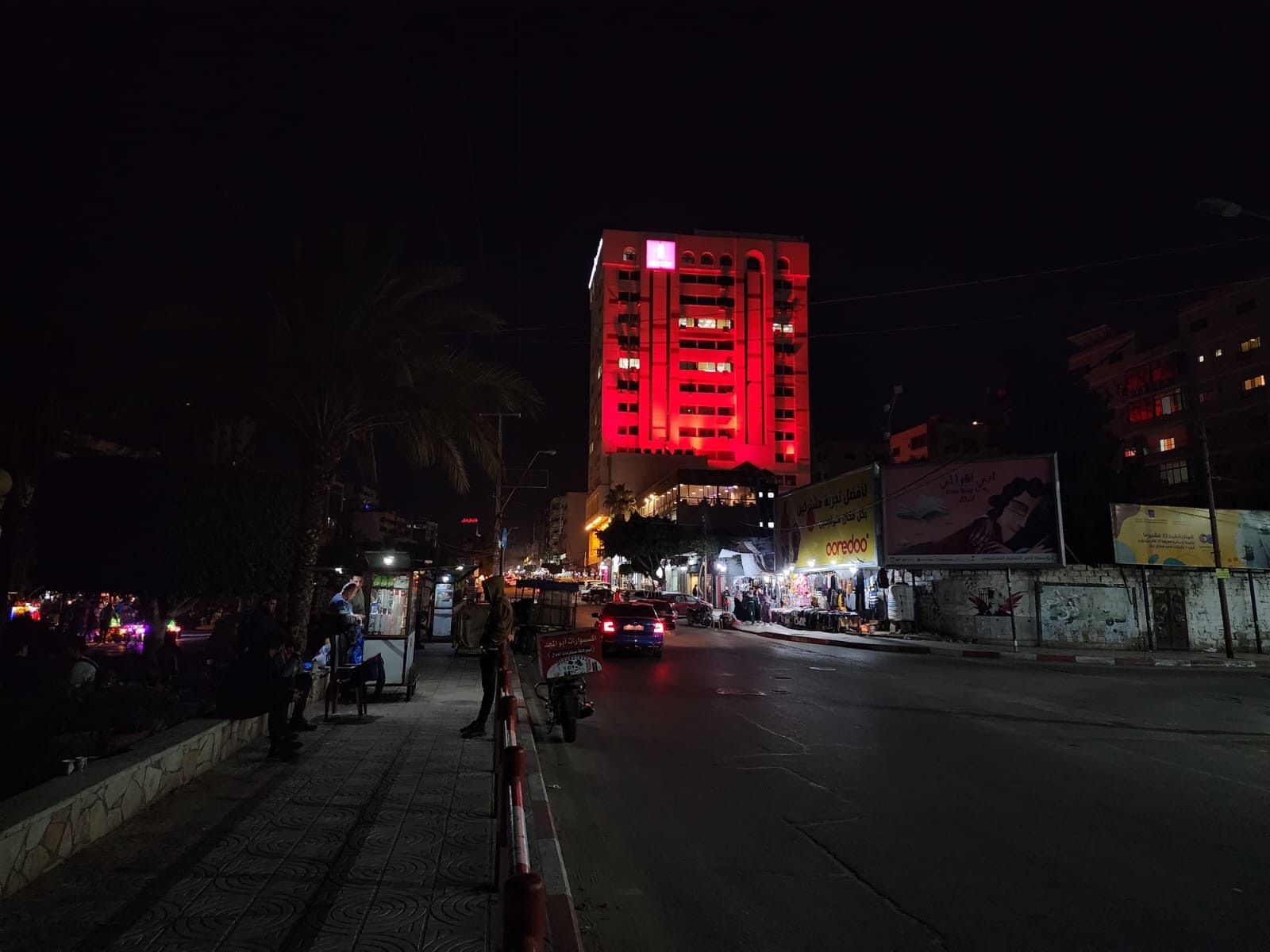 بنك فلسطين يضيئ مبني مقر الادارة العامة للبنك في قطاع غزة بلون العلم المغربي 1.jpg