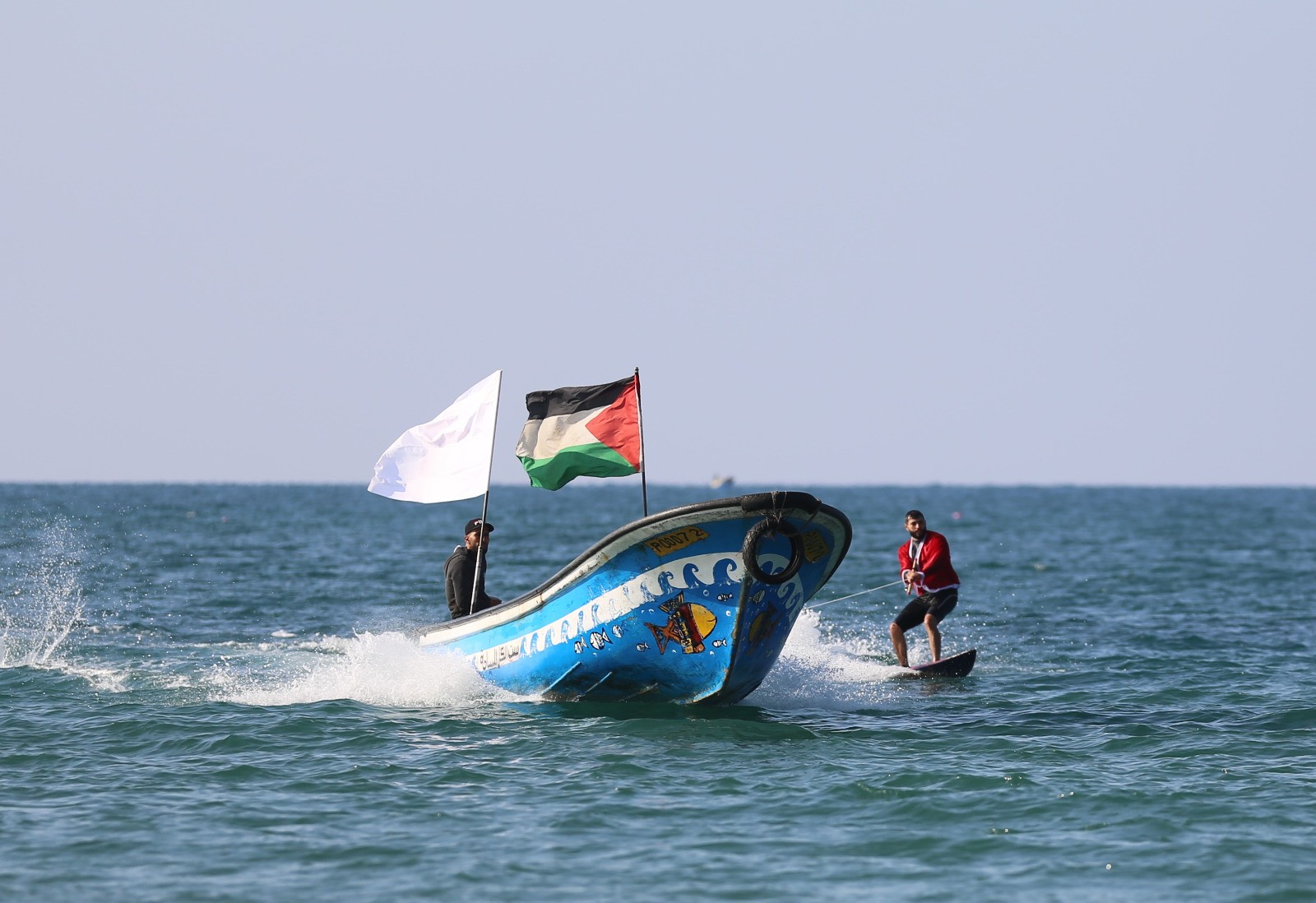 الاتحاد الفلسطيني للشراع والتجديف ينظّم فعالية للتزلّج على شاطئ بحر غزّة 1.jpg
