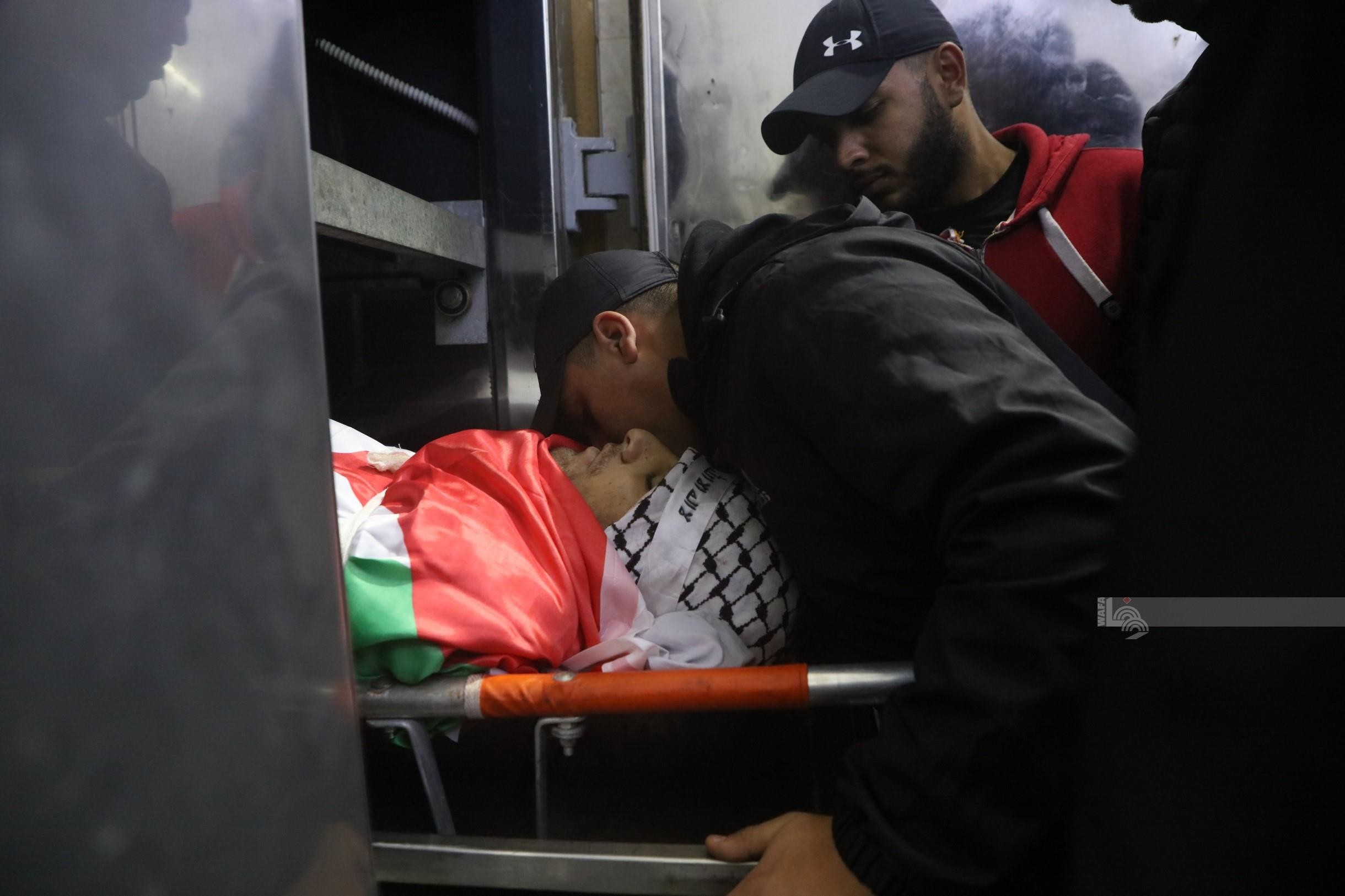 جنين - ذوو الشهداء صدقي زكارنة ، طارق الدمج ,عطا الشلبي،خلال إلقائهم نظرة الوداع الأخيرة قبل تشييع جثامينهم - تصوير - عدي دعيبس.jpg