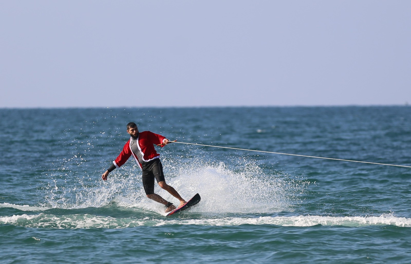 الاتحاد الفلسطيني للشراع والتجديف ينظّم فعالية للتزلّج على شاطئ بحر غزّة.jpg