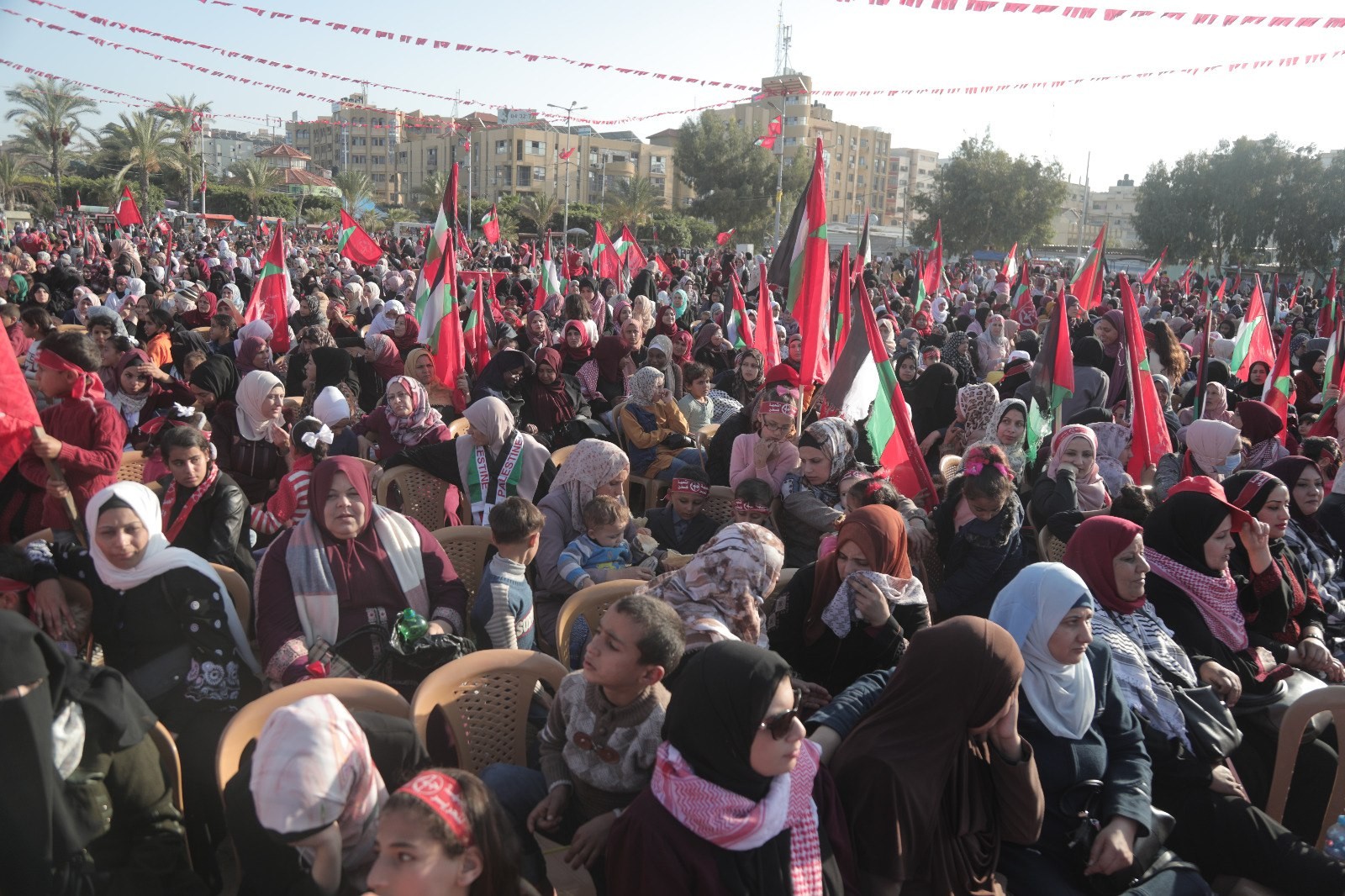 عشرات الآلاف يُشاركون في المهرجان الوطني (انطلاقتنا مقاومة) في ساحة الكتيبة بمدينة غزة لإحياء ذكرى انطلاقة الجبهة الشعبيّة لتحرير فلسطين الـ55. 33.jpg