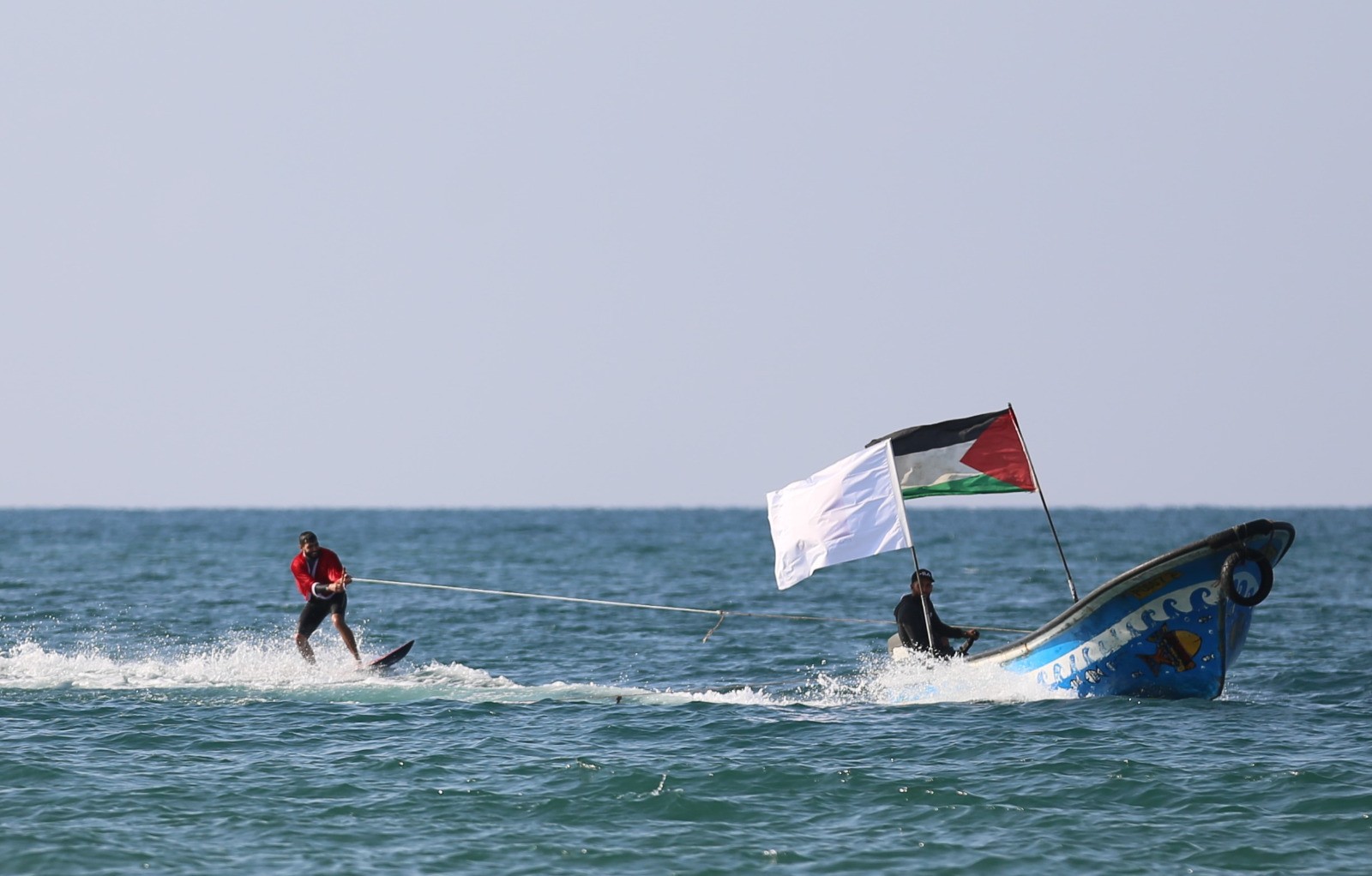الاتحاد الفلسطيني للشراع والتجديف ينظّم فعالية للتزلّج على شاطئ بحر غزّة 2.jpg