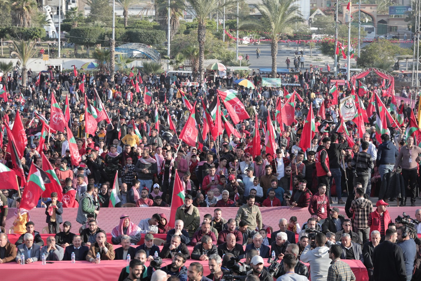 عشرات الآلاف يُشاركون في المهرجان الوطني (انطلاقتنا مقاومة) في ساحة الكتيبة بمدينة غزة لإحياء ذكرى انطلاقة الجبهة الشعبيّة لتحرير فلسطين الـ55. 34.jpg