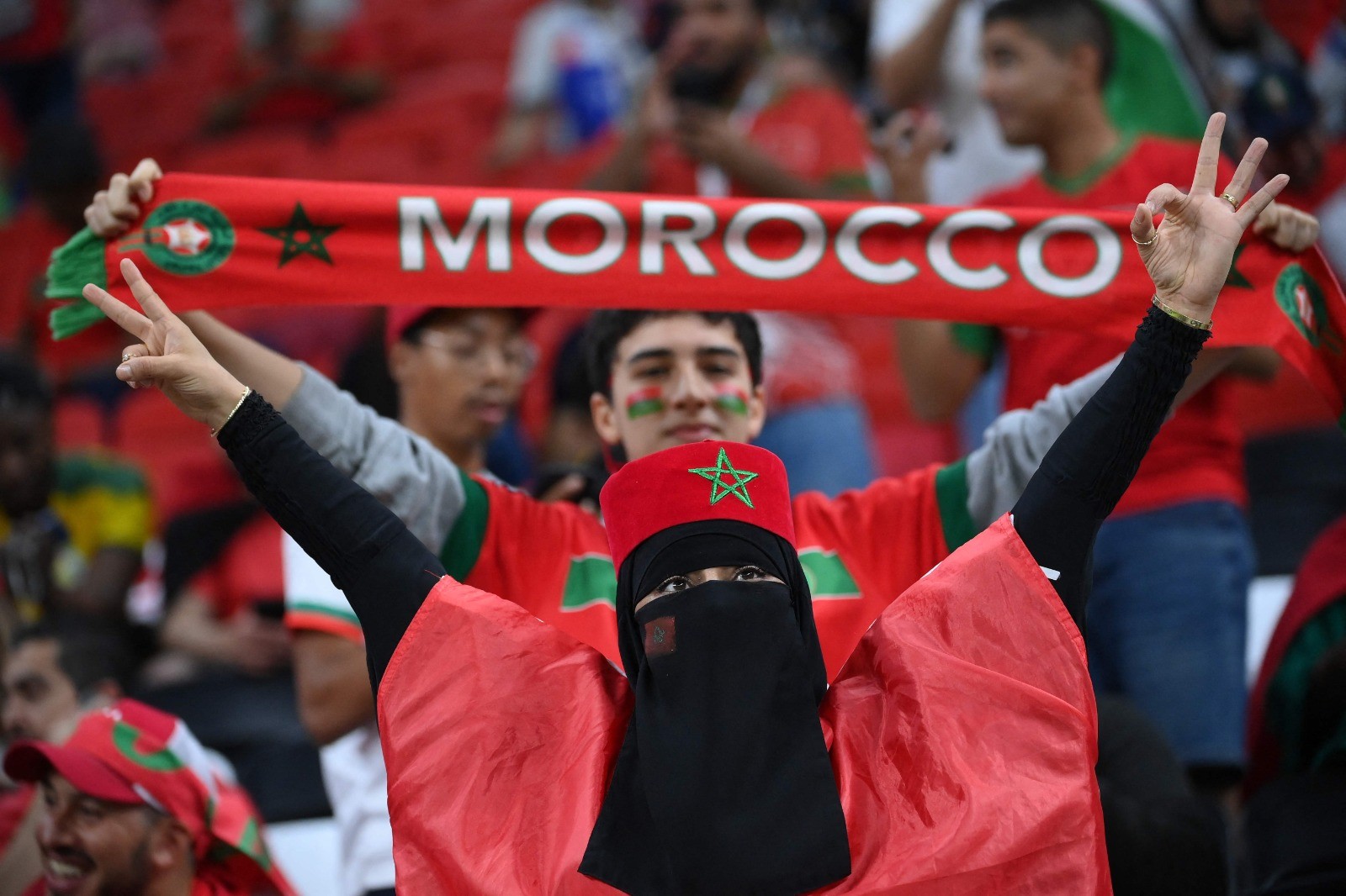 المغاربة يحتشدون في ملعب المباراة لتشجيع منتحبهم .. تصوير (الفرنسية) 2.jpg