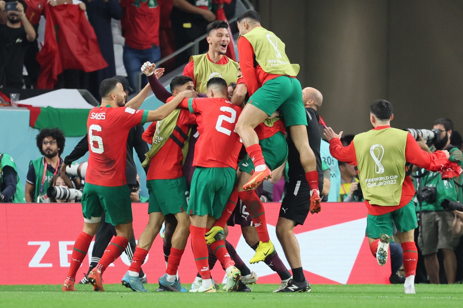 فرحة مغربية عارمة في ملعب المباراة .. تصوير (الفرنسية) 16.jpg