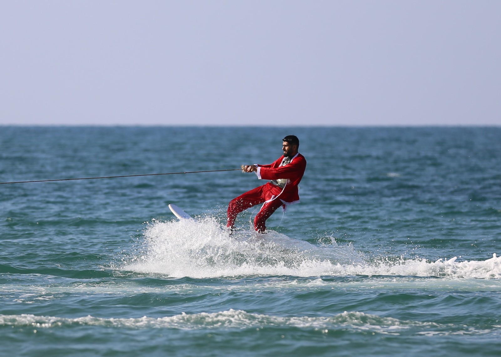 الاتحاد الفلسطيني للشراع والتجديف ينظّم فعالية للتزلّج على شاطئ بحر غزّة 6.jpg