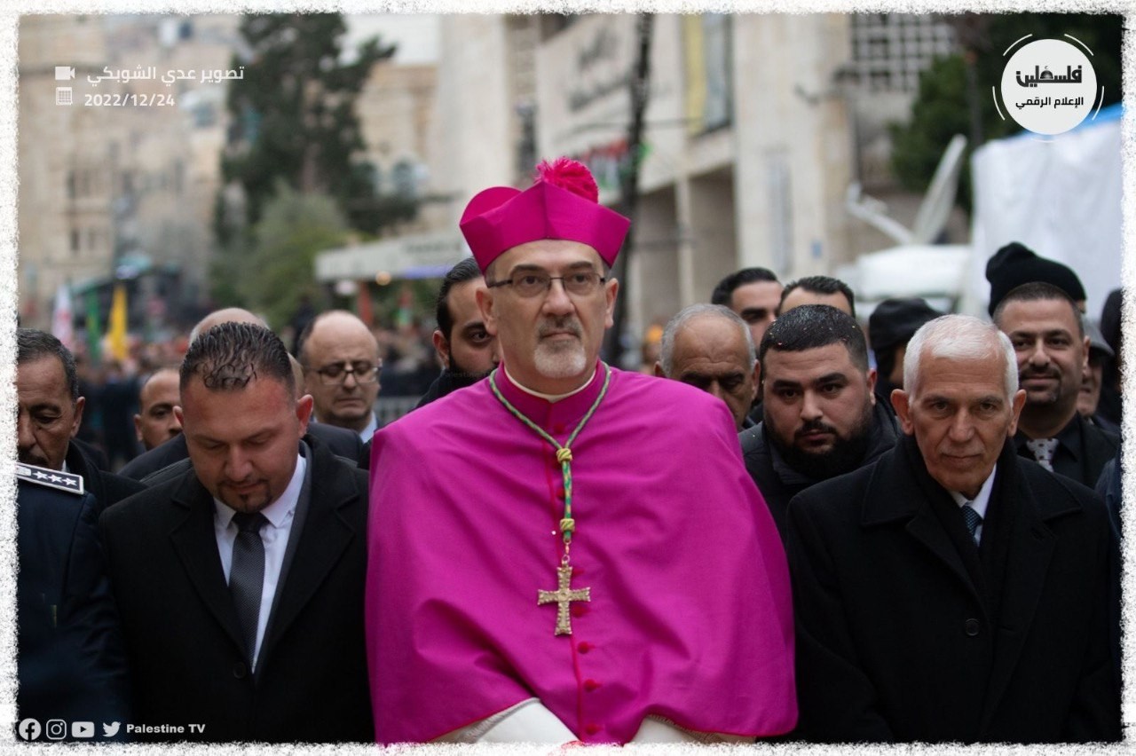 وصول موكب البطريرك بيير باتيستا بيتسابالا إلى ساحة كنيسة المهد - تصوير - عدي الشوبكي 23.jpg