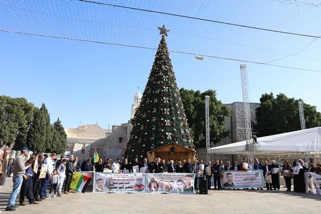 وقفة غضب على جريمة الاهمال الطبي التي تعرض لها الاسير الشهيد ناصر ابو حميد، في ساحة المهد ببيت لحم - تصوير - أحمد مزهر 43.jpg