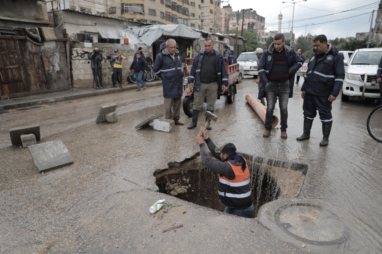 طواقم لجنة الطوارئ تعالج مشكلة انهيار جزء من الشارع المجاور لبركة الشيخ رضوان 55.jpg