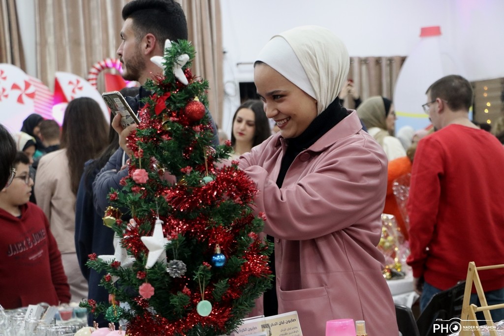 مواطنين يشاركون في معرض نجمة الميلاد 4 الذي نظمته جمعية الشبان المسيحية في مدينة غزة 13.jpg