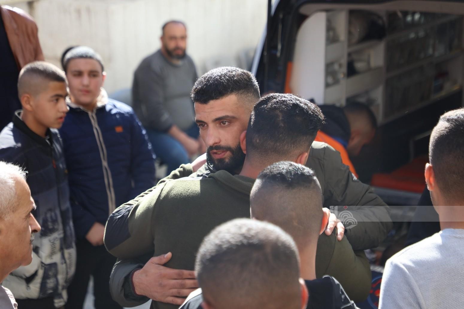 مواطنون يشيعون جثمان الشهيد تامر النشرتي (23 عاما) من مخيم جنين متأثرا بجروح أصيب بها قبل أيام.jpg