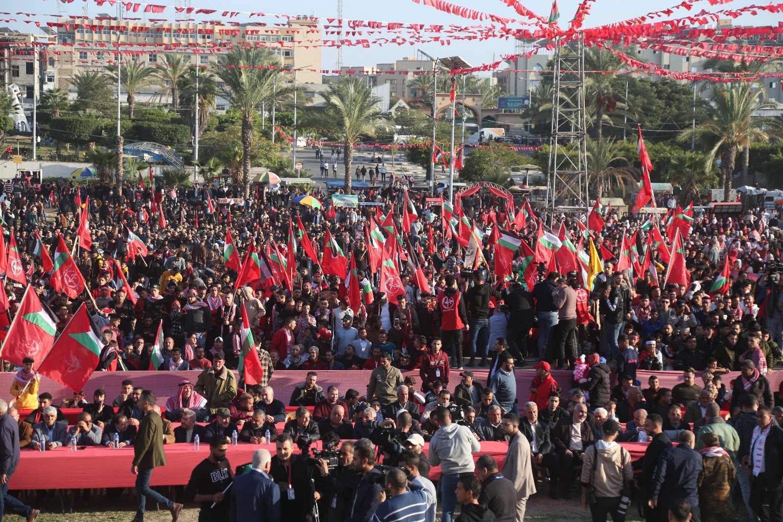 عشرات الآلاف يُشاركون في المهرجان الوطني (انطلاقتنا مقاومة) في ساحة الكتيبة بمدينة غزة لإحياء ذكرى انطلاقة الجبهة الشعبيّة لتحرير فلسطين الـ55. 44.jpg