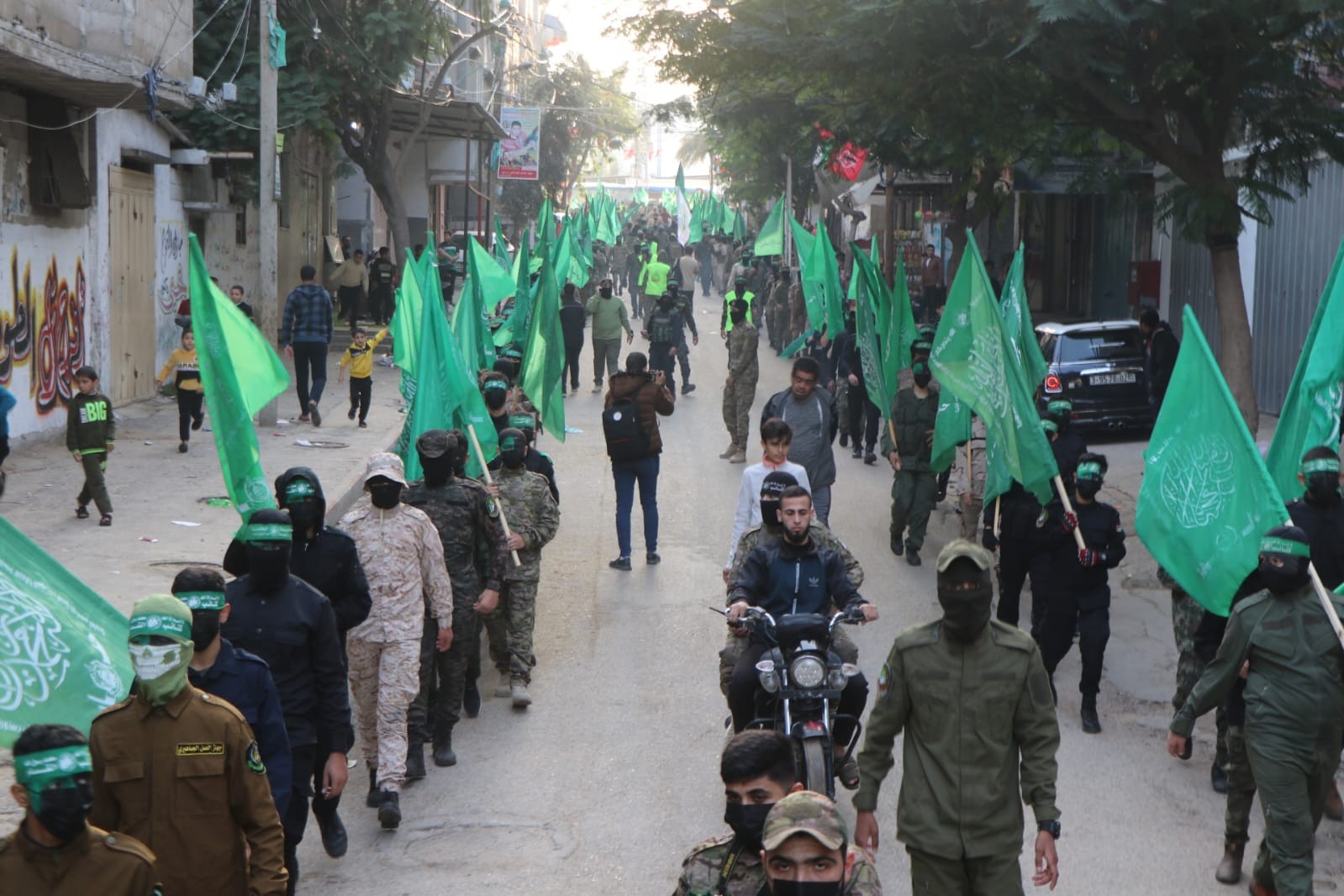 حماس في النصيرات تنظم مسيراً عسكرياً  12.jpeg