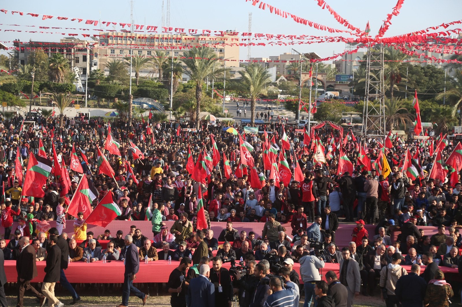 عشرات الآلاف يُشاركون في المهرجان الوطني (انطلاقتنا مقاومة) في ساحة الكتيبة بمدينة غزة لإحياء ذكرى انطلاقة الجبهة الشعبيّة لتحرير فلسطين الـ55. 4.jpg