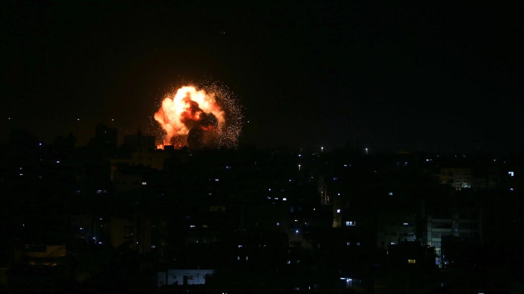 الغارات الإسرائيلية على قطاع غزة .. تصوير (رويترز) 4.jpg