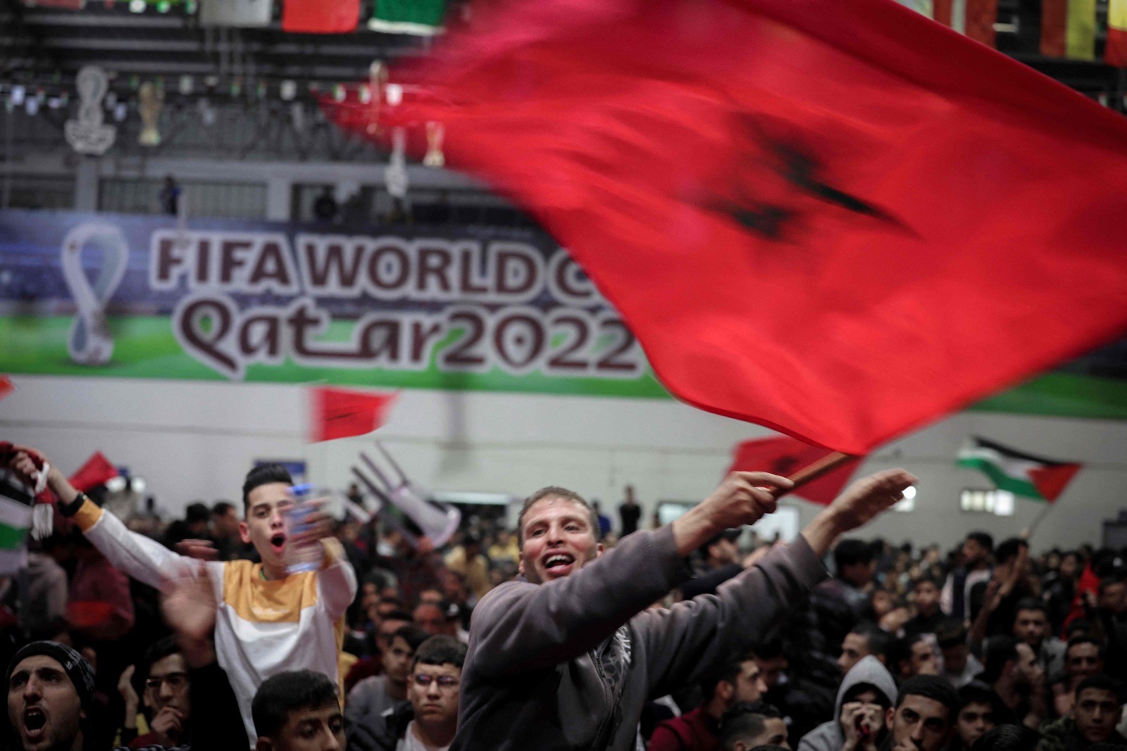 فرحة أهالي غزة بفوز المنتخب المغربي .. تصوير (الفرنسية) 76.jpg