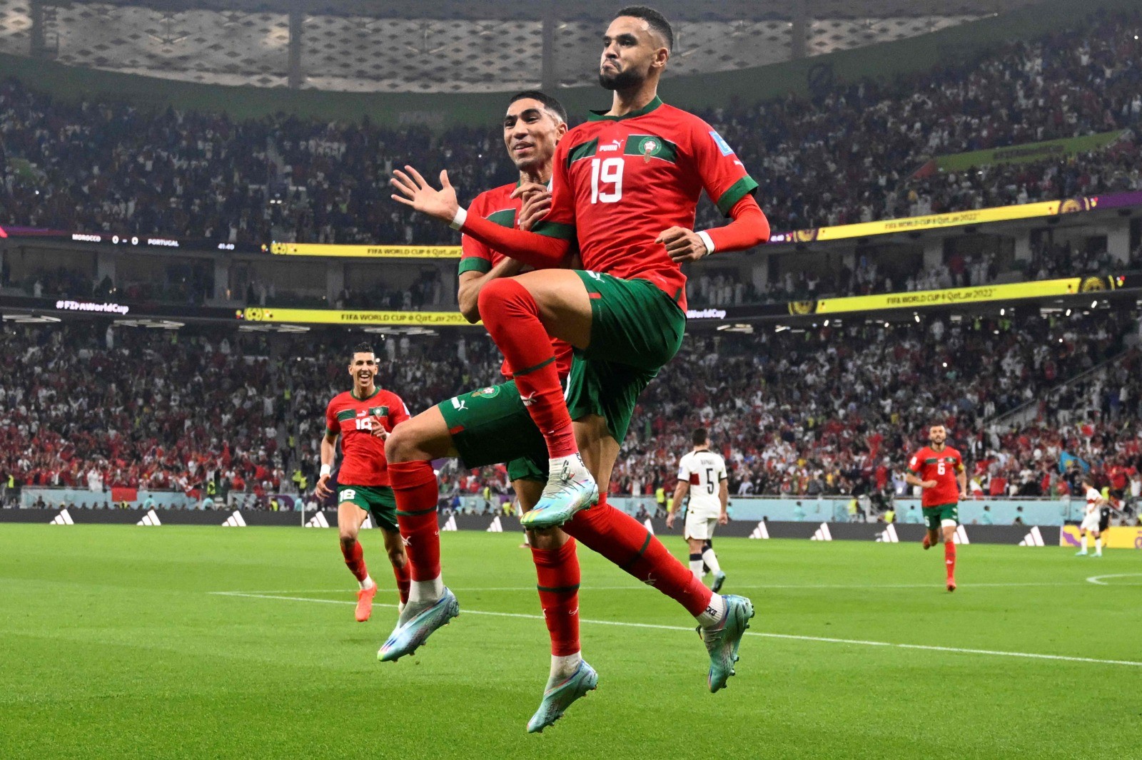 فرحة المنتخب المغربي بهدف التقدم على البرتغال .. تصوير (الفرنسية) 23.jpg