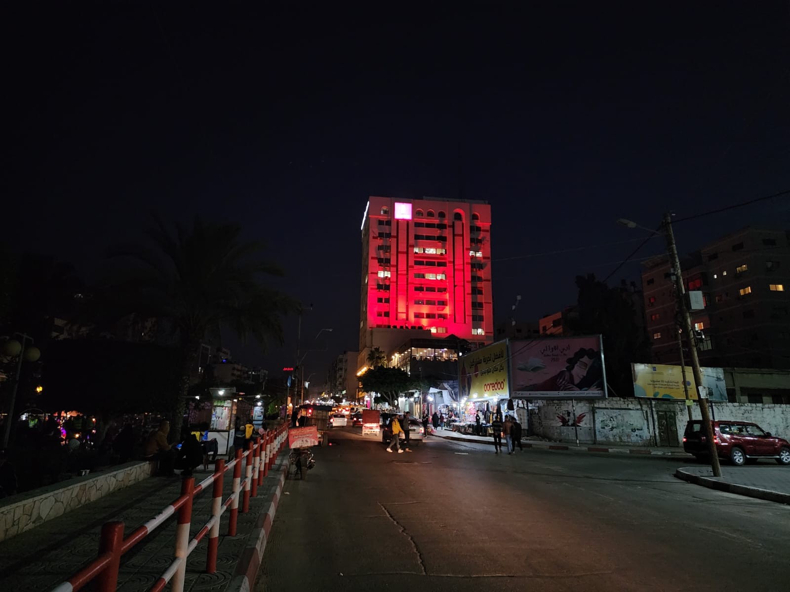 بنك فلسطين يضيئ مبني مقر الادارة العامة للبنك في قطاع غزة بلون العلم المغربي 64.jpg