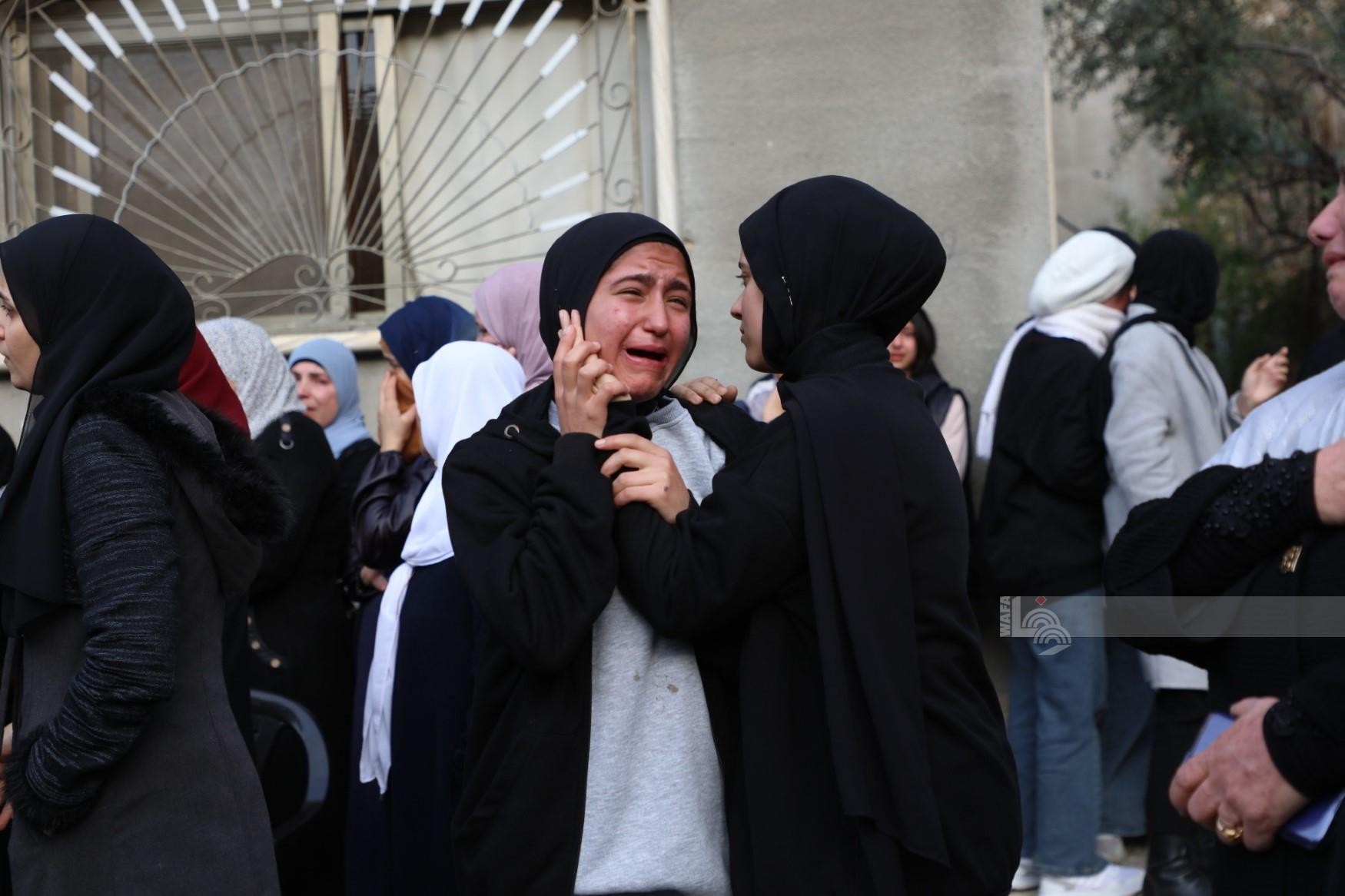 تشييع ووداع جثمان الشهيدة الطفلة جنى زكارنة ( 16 عاما ) لمثواها الاخير في جنين والتي استشهدت برصاص الاحتلال على سطح منزلها ليلة امس. تصوير - عدي دعيبس 7.jpg