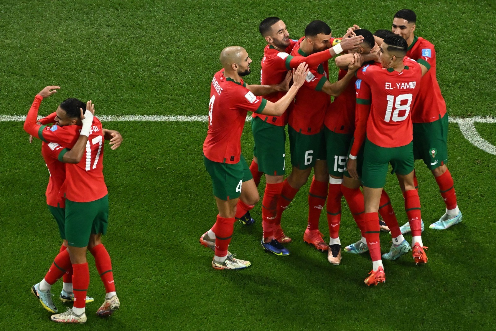فرحة المنتخب المغربي بهدف التقدم على البرتغال .. تصوير (الفرنسية).jpg