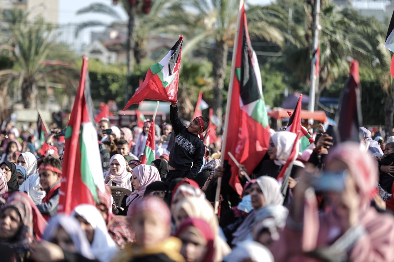 عشرات الآلاف يُشاركون في المهرجان الوطني (انطلاقتنا مقاومة) في ساحة الكتيبة بمدينة غزة لإحياء ذكرى انطلاقة الجبهة الشعبيّة لتحرير فلسطين الـ55. 75ص.jpg